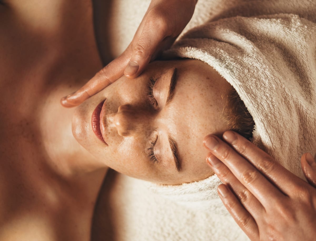 Gua-Sha-Gesichtsmassage bei SURI BEAUTY